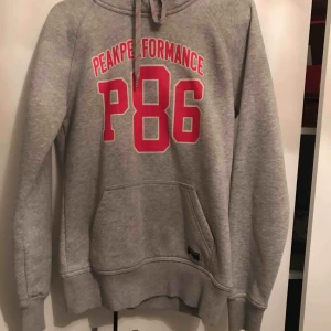  - Super ny och snygg är en peak performance huvudtröja . Köparen står för frakt:)). Använd en gång och efter inte det är min stil 