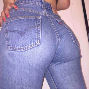  - Blå Levis 501 i rak modell, passar S/M. Använda men i bra skick, frakt tillkommer :)