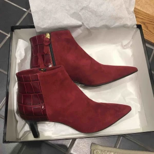  - Helt oanvända skor från Marzio, Nybrogatan i Sthlm. i Inköpta nyligen, kvitto kvar. Fortfarande i kartong. Nypris 2150:-  Underbar röd färg.❣️ klackhöjd : 5 cm.   Supersköna!  Möts gärna upp på stan eller skickar.  Lycka till!✨  