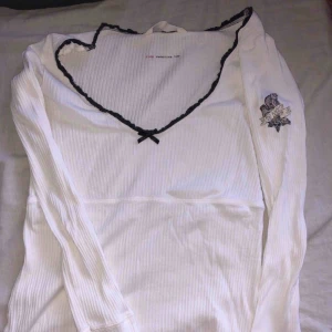  - Vit odd molly tröja i stl 1 och grå odd molly tröja i stl 0, 1 för 350 eller 2 för 600