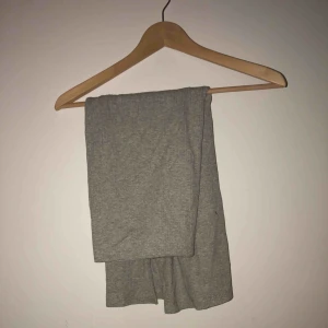  - grå långkjol med en slits på högra sidan, storlek L. Frakt tillkommer!