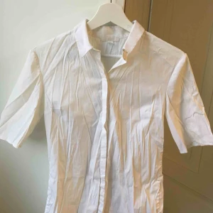  - Kortärmad skjorta från COS i jätteskönt material.