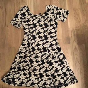  - Marc Jacobs inspirerande klänning från HM, går ovanför knäna, nyskick, st 36. 150kr.