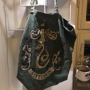 - tote bag / väska / påse med slytherin-tryck!  köpt på primark i london. finns i huddinge och kan mötas i Stockholm eller posta!
