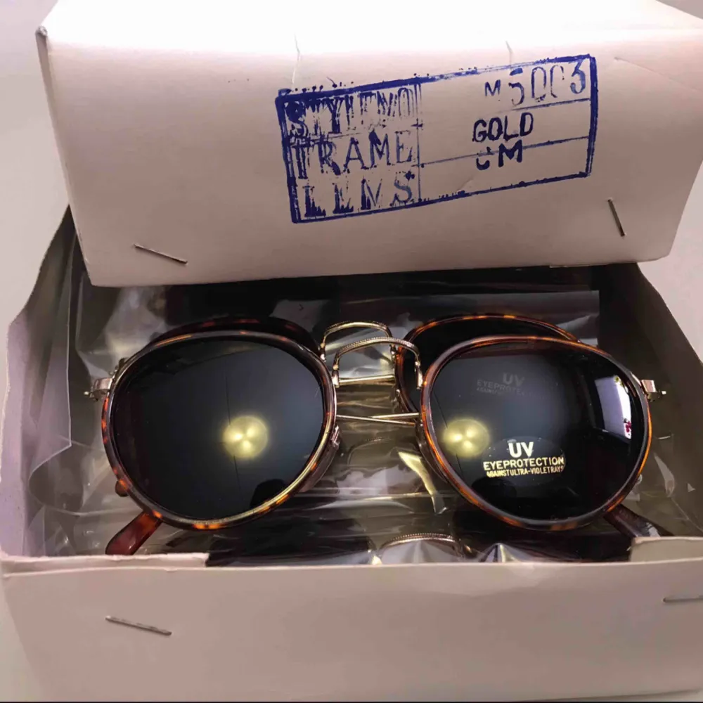 Solglasögon, nya och aldrig använda, men vintage modell från 80-talet. Solglasögonpåse från Colorez ingår. 20:- inkl frakt.. Accessoarer.