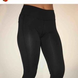  - Säljer dessa knappt använda träningstights! Helsvarta utan detaljer från soc;-) kan mötas i Stockholm och annars står köpare för frakt: 55 kr🌹