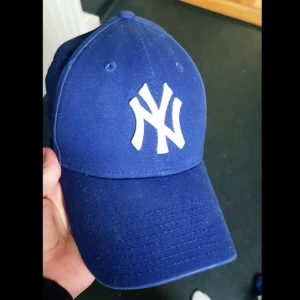  - Super fin keps som jag värkligen önska jag kunde ha på mig men passar värkligen inte i keps. Använd 1-2ggr förra sommarn. Inga slitningar eller något. Köparen står för frakt.