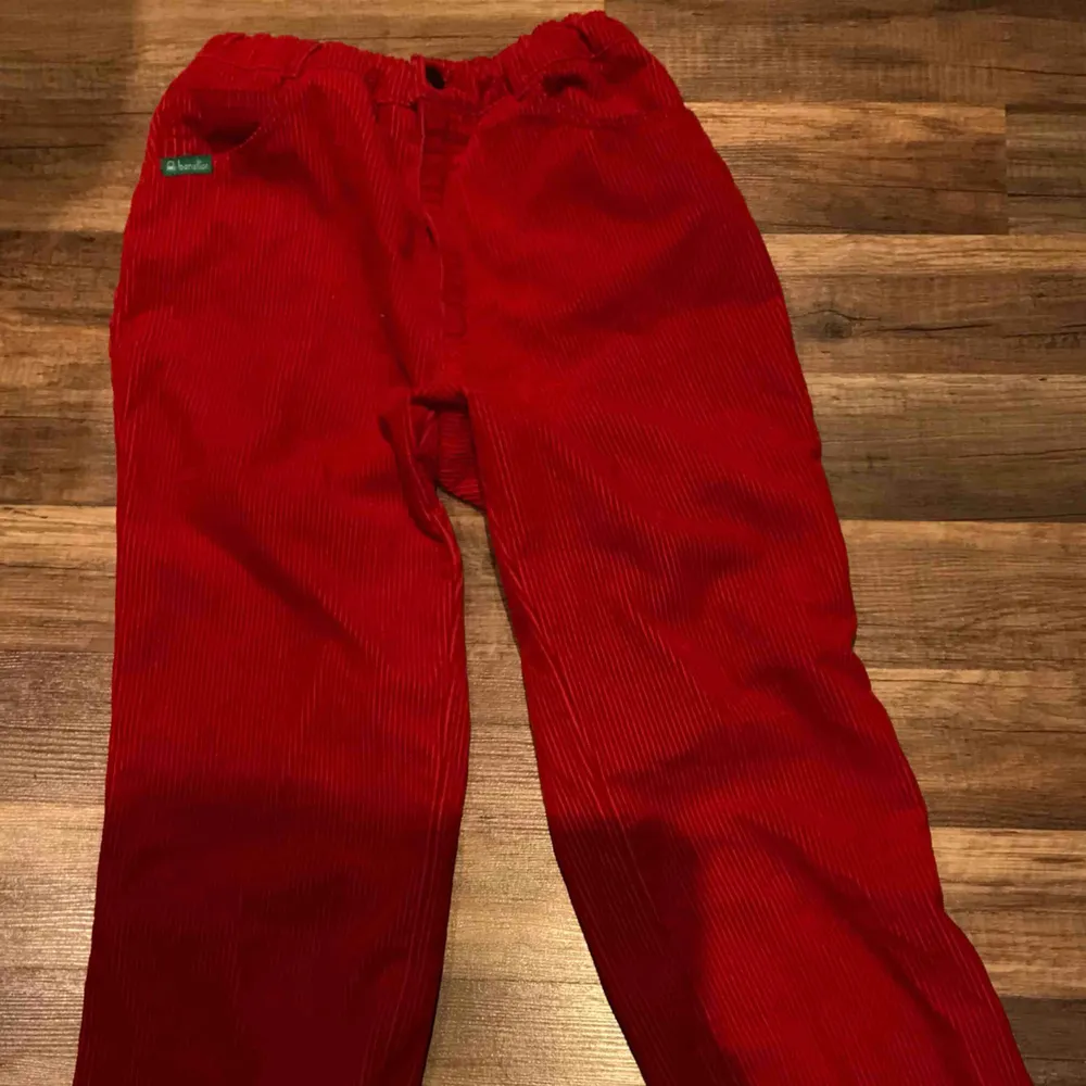 Röda manchester byxor från Humana! . Jeans & Byxor.