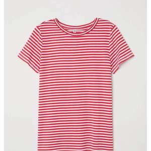 En fin röd vit randig T-shirt från HM i strl M. Ej tight fit utan mer lite lösare. Använd 2 gånger