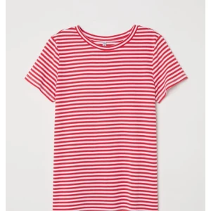  - En fin röd vit randig T-shirt från HM i strl M. Ej tight fit utan mer lite lösare. Använd 2 gånger