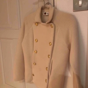  - Helt ny busnel jacka som används 1 gånger tidigare. Den är i väldigt fint skick men trots detta har jag ändå valt att gå ner 1500 i pris för att kunna sälja denna snabbt. Hör av er vid intresse.💕