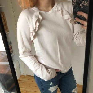  - Ljusrosa tröja från Only med volang. Storlek M men passar även S.   Frakt ingår i priset 🌸