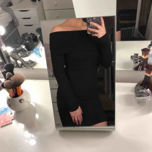  - Ribbad offshoulder-klänning från ginatricot. Superskön klänning, endast använd 1 gång då jag inte riktigt trivs i tighta kläder.  Köparen står för frakt 🌸