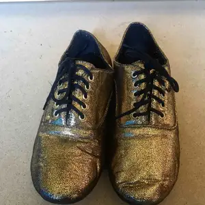 Supersnygga guldiga skor köpta på Macy’s i New York i storlek 39. Köptes för ca 500kr. Säljer för 70kr + frakt eller mötas upp i Stockholm