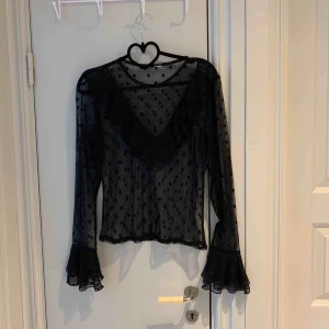  - Genomskinlig topp från H&M. Ett litet hål som inte syns när man har på sig toppen, se bild 2.