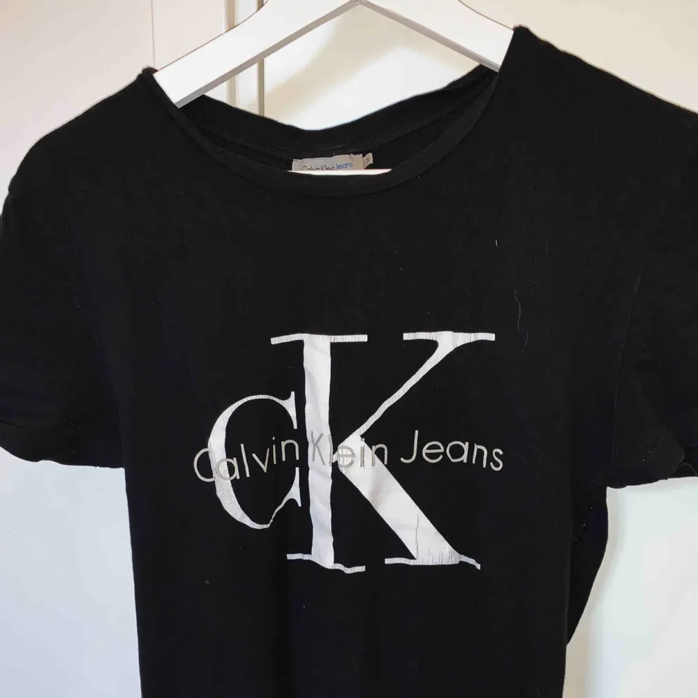 Calvin Klein T-shirt  Storlek s Köparen står för frakten☺️📦. T-shirts.