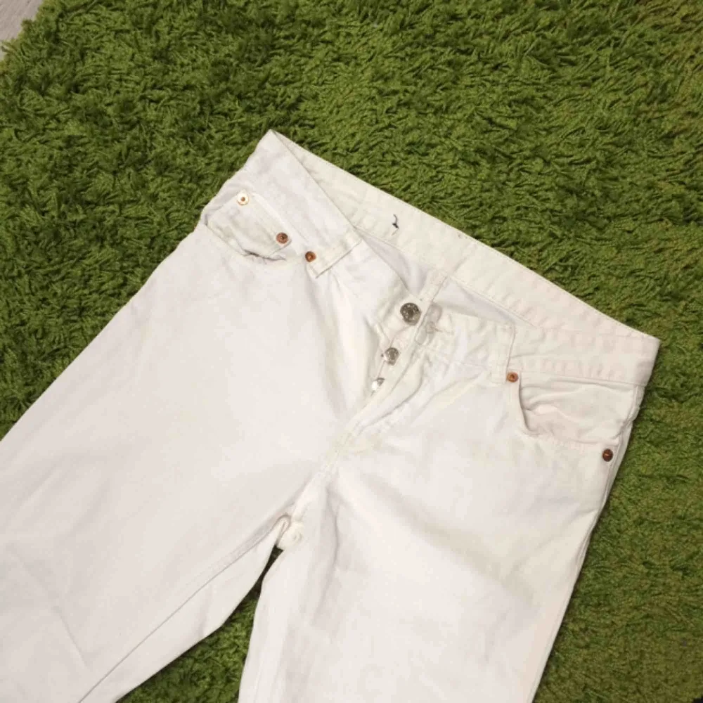 Säljer dessa vita jeans ifrån Monki⚡️Så gott som nya, passa på!! Köparen står för frakten💛Kolla min profil eller ställ en fråga om det är något du undrar över!. Jeans & Byxor.