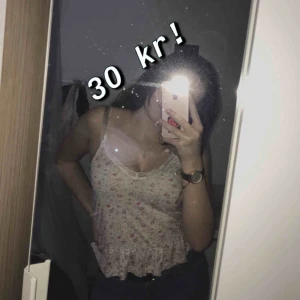  - Blommig spets topp! Super söt! Storlek xs! Bra skick! Frakt tillkommer💕