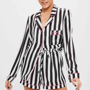  - Helt ny pyjamas köpt från missguideds egna hemsida. Storlek 36 men skulle även passa en 38. Silkes material jätte skön endast provad! ❣️