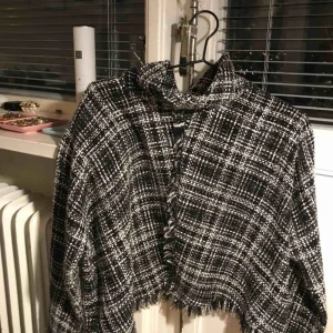  - Snygg stickad tröja i polo från Zara. Som en S/XS