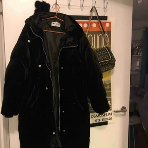  - Sammetsjacka från NA-KD, knappt använd. En knapp har trillat bort från ena fickan, skickar med den.  Kan mötas upp i Göteborg eller skickar den. 