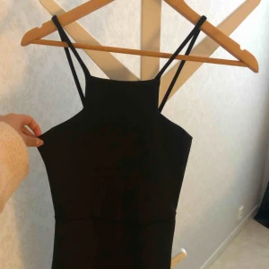  - Svart klänning 