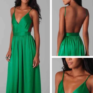  - Balklänning i grönt, öppen rygg. Oanvänd! S/M. Nypris 2000kr säljes för 500kr. Perfekt till bal i vår/sommar