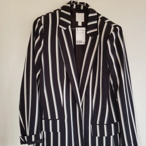  - Så snygg kavaj från H&M, helt ny! Köpte den lite oversize för  tyckte det passa bättre till just den här modellen 💫