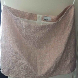  - En Kort kjol till en fest, nästan oanvänt