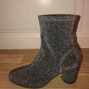  - Superhärliga glitterskor! Jag har 38 å dessa passar mig!
