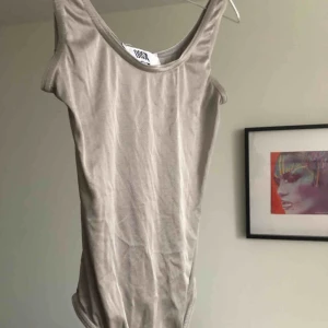 - Vintage body från oasis i London, tidigt 90 tal. Perfekt att ha under silver klänningen jag säljer separat ✨
