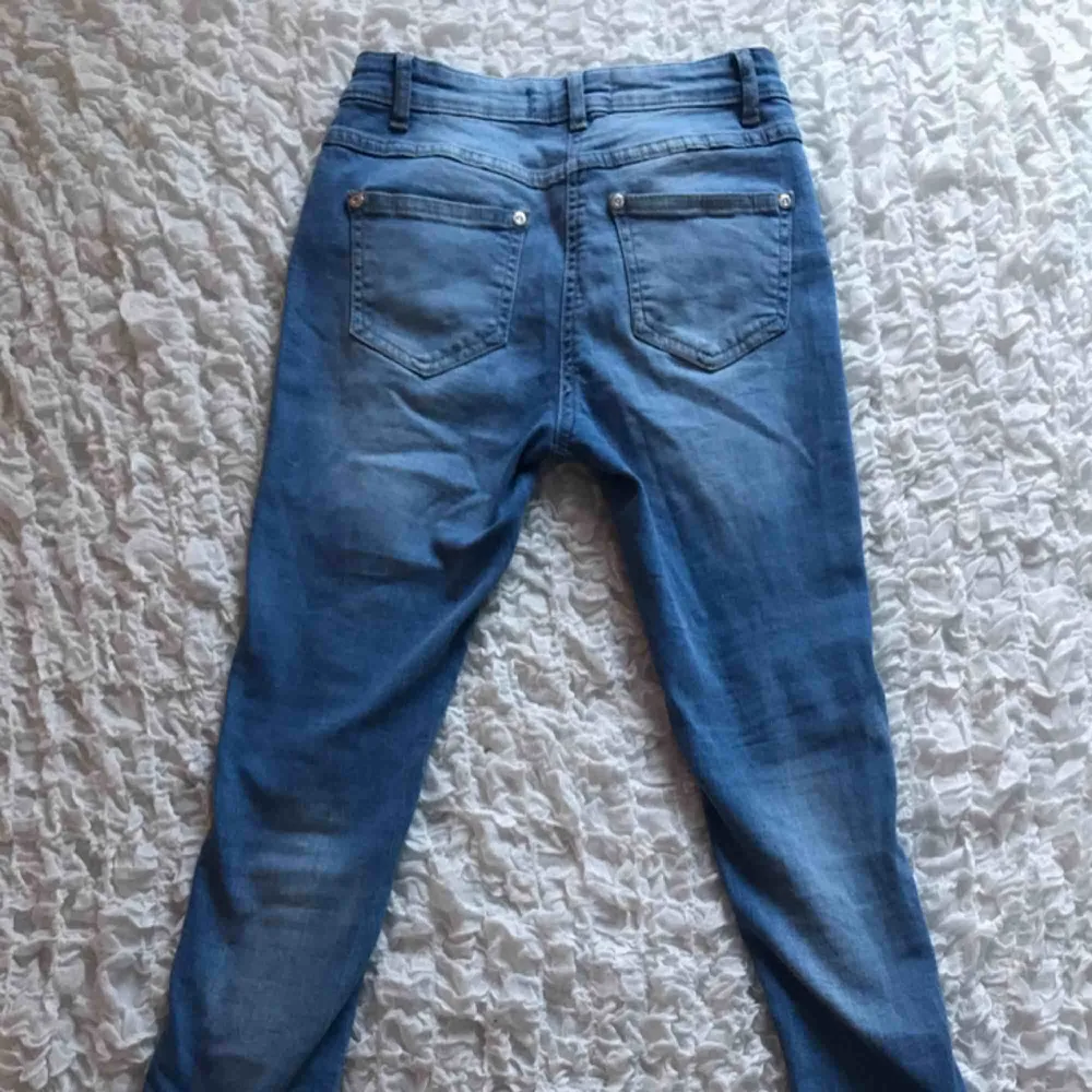 Slitna, stretchiga jeans från madlady, använda ett fåtal gånger orginalpris 500kr  Säljs då de sällan används, frakt ingår i priset. Jeans & Byxor.
