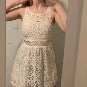  - En jättefin spetsklänning som är använd max 4 gånger. Ej stretchigt material. Kan skickas men köparen står för frakten!🤠