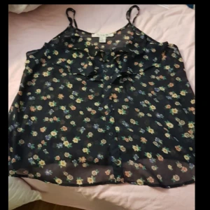  - Ett blommigt mesh linne från forever 21 i storlek M säljer för 79 kr frakten ingår i priset. 