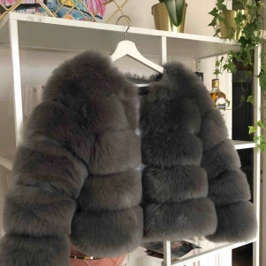  - Päls, Faux fur. Använd fåtal gånger! Är i S men passar även XS. 