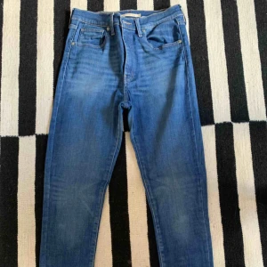  - Ett par blåjeans från Levis i storlek 30. Modell: Mile High Super Skinny. Använda men i mycket fint skick. Nypris 1099kr