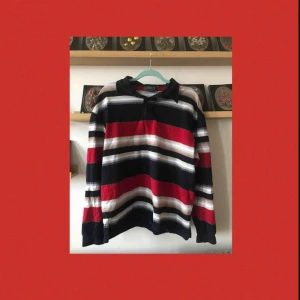  - En jättemysig randig tjocktröja. Sparsamt använd och i bra skick:) Frakten ingår i priset!