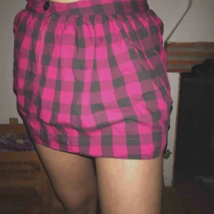  - Tommy hilfiger kjol, Rutig i ny skick. Sitter super fint på och bra i midjan Storlek xs