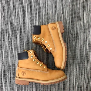  - Ett par Timberland skor. Ganska nya, jag har använt skorna bara under en vintras. Frakt förekommer. (Kan mötas upp)