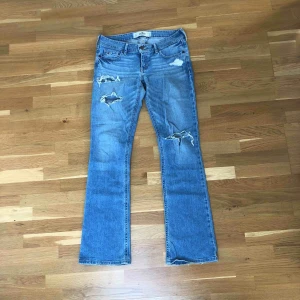  - Det är fräscha, våriga, ljusa jeans.Jeansen har snygga slitningar samt är stentvättade, vilket gör att de får en snygg passform och ej ser platta ut. De passar XS-S. De är bootcut modell. Jeansen är i väldigt bra skick. Frakt tillkommer.