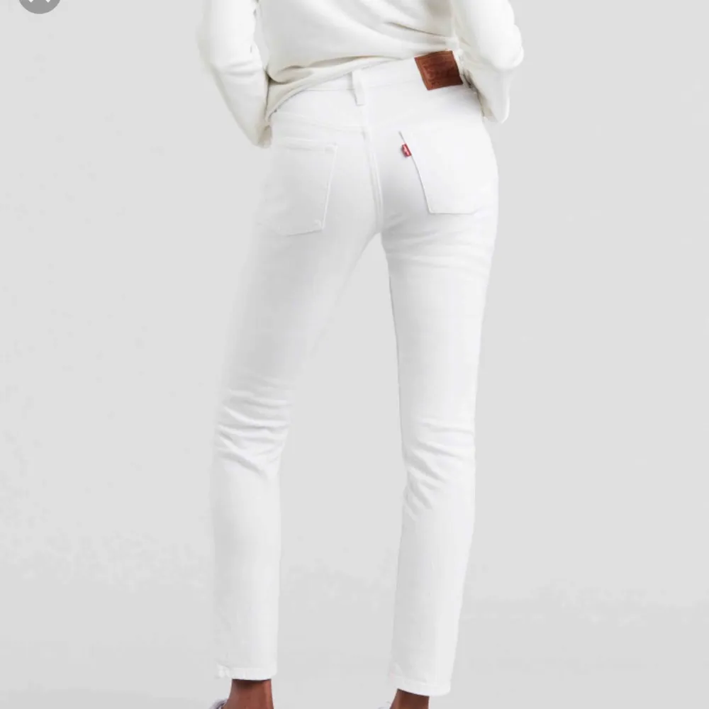 711 vita skinny Levis jeans, plagget har aldrig används utan endast testats. Storleken 29 är M i EU storlek men passar även någon som har storleken S, lite beroende på hur man vill att dem ska sitta.  Frakten ingår i priset. . Jeans & Byxor.