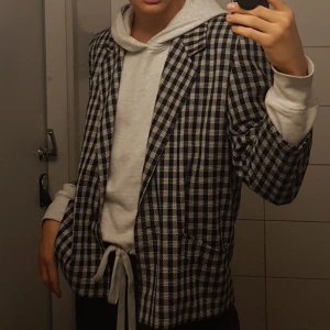  - Supersnygg kavaj i 80-90 tals stil som är väldigt inne just nu!  Måste tyvärr sälja för att den är lite kort i armarna (men jag är också 189), men verkligen a stand out piece! Jävligt nice för en hundring 💫 Skriv för fler bilder!