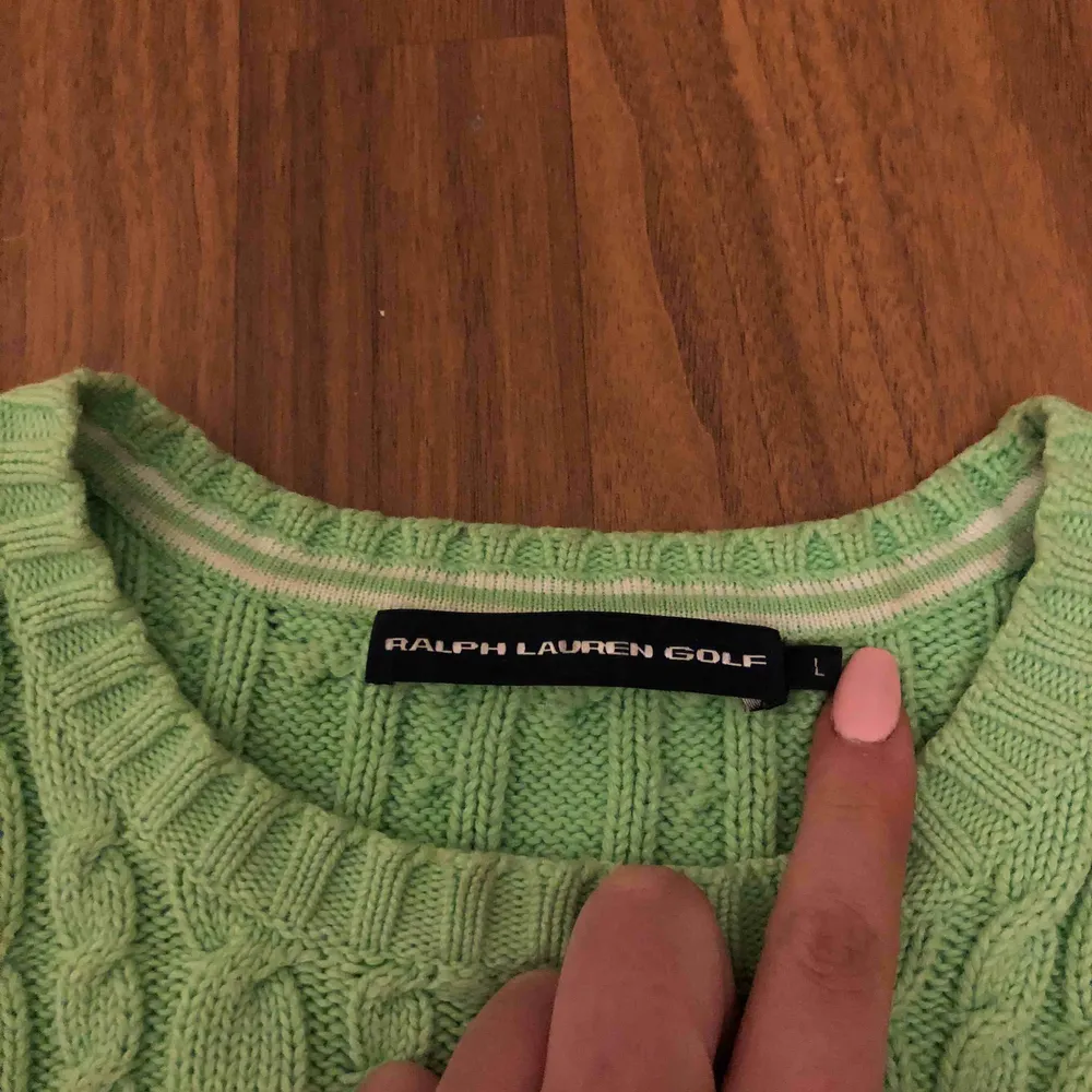 Ralph Lauren stickad tröja i lime grön med rosa detalj, Säljer pga att den är alldeles förstor för mig. Stickat.