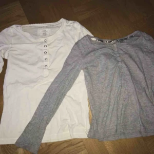  - Pyjamas tröjor 2 st tröjor Styck- 35 kr Båda- 60 kr Bra skick! VITA SÅLD !!!