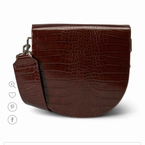  - CARIN WESTER - PROPORTIONS BAG Supersnygg väska ifrån Carin Wester, extremt sparsamt använd. Säljer då jag har dåligt med plats i garderoben. Frakt tillkommer. 