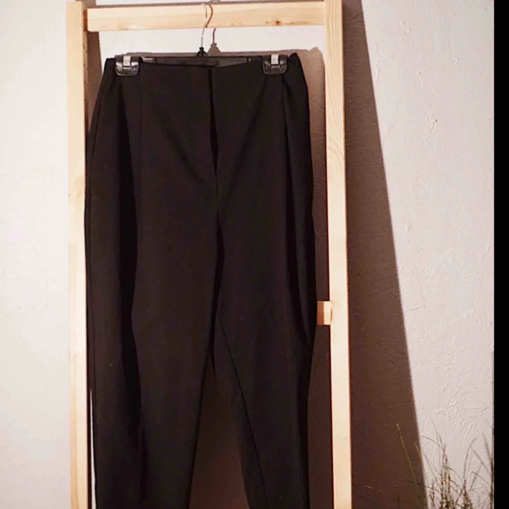 Svarta ”loos-fit” byxor från weekday, ALDRIG ANVÄNDA och säljes pga lite för stora. Jeans & Byxor.