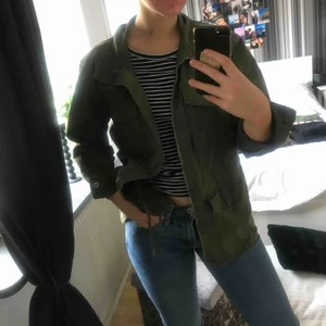  - säljer en jättesnygg grön jacka från lager157. säljs för 100kr + frakt (40kr). lite längre där bak men annars rätt rymlig och snygga fickor