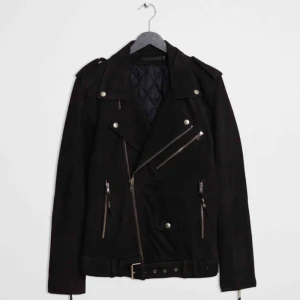  - En sjuk snygg och skön mockajacka (läder) i en bikerjacka modell från black demin. Perfekt nu till våren som kan kombineras till det mesta för att få en tuff touch. Inköpspris 7200 kr.