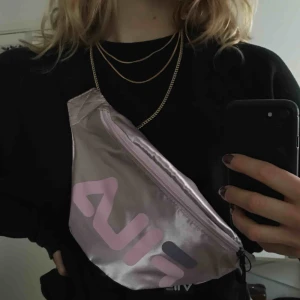  - Superfint rosa fanny pack från Fila, aldrig använt med prislappen kvar.  Frakt tillkommer