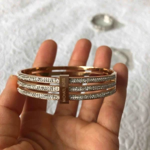  - Michael kors armband✨oanvänd! Inte äkta!
